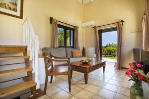 ein Wohnzimmer mit einem Sofa und einem Tisch in der Unterkunft Xenia Villa in Argostoli