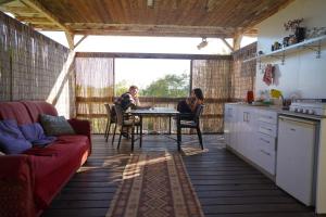 un hombre y una mujer sentados en una mesa en una cocina en kfar Navon en Shoval 2