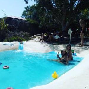 un grupo de niños jugando en una piscina en kfar Navon en Shoval 2