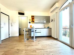 cocina con mesa en el centro de una habitación en Appartamento Perla, en Peschiera del Garda