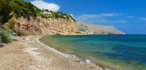 - une plage avec une rive rocheuse et l'océan dans l'établissement Casa Choco, à Altea