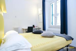 ein Schlafzimmer mit einem Bett mit zwei Kissen darauf in der Unterkunft Lia Rooms Cinque Terre Wave in La Spezia