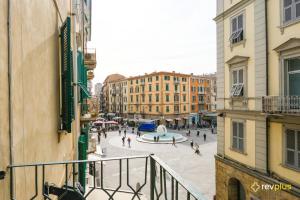 einen Balkon mit Blick auf eine Stadtstraße in der Unterkunft Lia Rooms Cinque Terre Wave in La Spezia