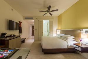 una camera con letto e ventilatore a soffitto di Hyatt Regency Cartagena a Cartagena de Indias