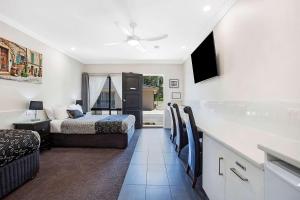 sypialnia z łóżkiem i telewizorem w pokoju w obiekcie Comfort Inn May Park w mieście Horsham