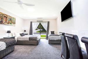 um quarto de hotel com duas camas e uma televisão em Comfort Inn May Park em Horsham