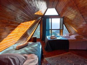 מיטה או מיטות בחדר ב-Cottage Hillside in Juta