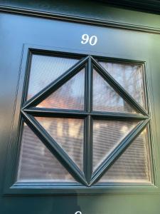 ein Fenster an einer Tür mit der Nummer darauf in der Unterkunft Ferienhaus ON90 in Wilhelmshaven