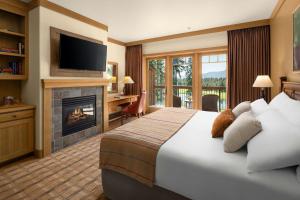 um quarto de hotel com uma cama e uma lareira em Suncadia Resort em Cle Elum