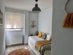 um quarto com uma cama com um urso de peluche em Gredos Starlight House - AURIGA em Mijares