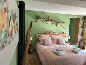 Postel nebo postele na pokoji v ubytování Aux murmures de la nature B&B