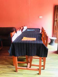 邦帝培的住宿－Shristi Hotel & Lodge，一张桌子、椅子和一张黑色桌布