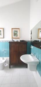 ein Badezimmer mit einem Waschbecken, einer Badewanne und einem WC in der Unterkunft Amunì da Vita e Pietro in Carini