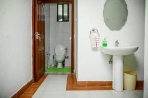 A bathroom at Kothuondo's 2 &3edrooms all ensuite apartment