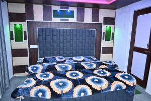 1 dormitorio con 1 cama grande y edredón azul en Green valley homestay, en Khajjiar 