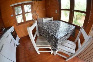 una vista aérea de una mesa de comedor en una cabaña en Cabañas Los Piamonteses Cosmopolita en Juan L. Lacaze