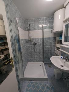 y baño con ducha y lavamanos. en Apartment Lilija, en Bovec