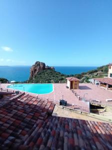 uitzicht op het zwembad vanaf het dak van een huis bij Il Miraggio Tanca Piras in Nebida
