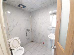 La salle de bains est pourvue de toilettes et d'un lavabo. dans l'établissement OYO 1226 Hoang Gia Hotel, à Hô-Chi-Minh-Ville