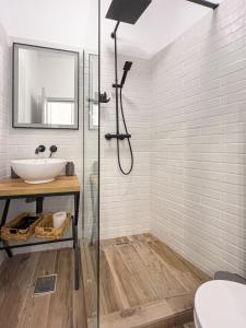 La salle de bains est pourvue d'un lavabo et d'une douche. dans l'établissement Olympic Boutique, à Constanţa