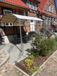 a patio with a white canopy on a building at Atelierhaus Hilmsen 