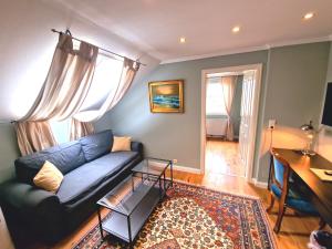 ein Wohnzimmer mit einem blauen Sofa und einem Tisch in der Unterkunft Das Gutshaus in Knittelfeld