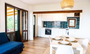 Kuchyň nebo kuchyňský kout v ubytování Casa con vista mare e giardino privato