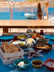 una mesa con muchos tipos diferentes de comida en ella en Seyyah Suites Bozburun, en Marmaris
