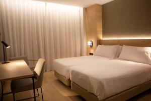 Postel nebo postele na pokoji v ubytování Hotel Zenit Bilbao