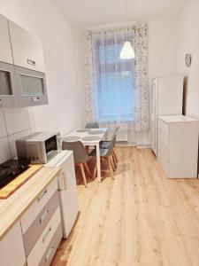 een witte keuken met een tafel en een eetkamer bij Family Studio Apartment for 4 in Berlijn