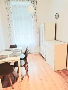 een eetkamer met een tafel en stoelen en een koelkast bij Family Studio Apartment for 4 in Berlijn