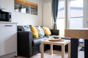 ein Wohnzimmer mit einer Couch und einem Couchtisch in der Unterkunft Ostseecamp Ferienhaus "Sonneneck" mit umzäuntem Grundstück in Scharbeutz