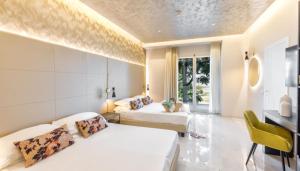 A bed or beds in a room at Hotel Mondial