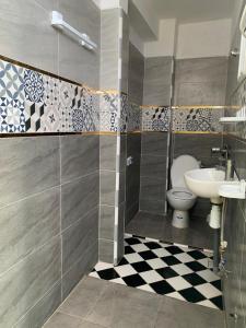 La salle de bains est pourvue de toilettes et d'un lavabo. dans l'établissement Dar Doukkala Oualidia, à Oualidia