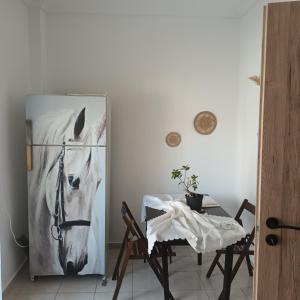 um quarto com uma pintura de cavalo branco na parede em Olga's Studios Apartment3 em Michaniona