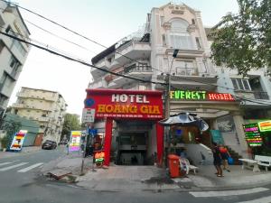 ein Hotel-Buchungscenter an der Ecke einer Straße in der Unterkunft OYO 1226 Hoang Gia Hotel in Ho-Chi-Minh-Stadt