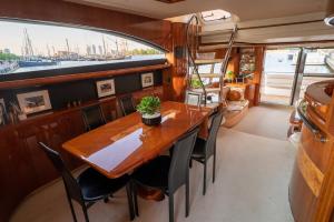 Ресторан / й інші заклади харчування у High-class Luxury Yacht - Princess 75