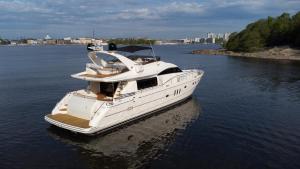 un bote blanco en el agua en un lago en High-class Luxury Yacht - Princess 75 en Helsinki
