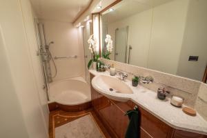 Ванна кімната в High-class Luxury Yacht - Princess 75