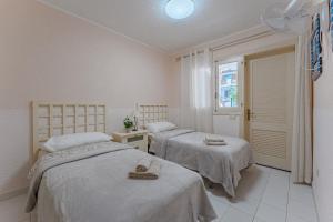 een slaapkamer met twee bedden en een raam bij Great Apartment in Los Gigantes in Acantilado de los Gigantes