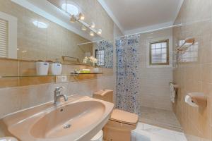 een badkamer met wastafel en toilet bij Great Apartment in Los Gigantes in Acantilado de los Gigantes +17 foto's