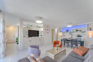 een woonkamer met een bank en een tafel bij Great Apartment in Los Gigantes in Acantilado de los Gigantes