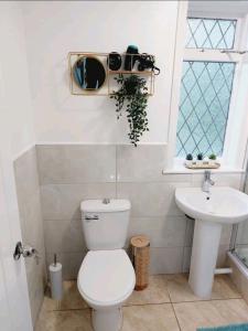 a bathroom with a toilet and a sink at COSY AND PRIVATE HOUSE CLOSE TO TOWN in Manchester