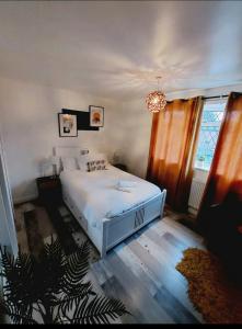 a bedroom with a white bed and a window at COSY AND PRIVATE HOUSE CLOSE TO TOWN in Manchester