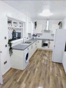 A kitchen or kitchenette at COSY AND PRIVATE HOUSE CLOSE TO TOWN