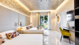 A bed or beds in a room at Hotel Mondial