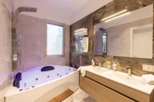 A bathroom at Hotel Mondial