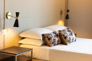 A bed or beds in a room at Hotel Mondial