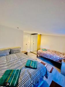 - une chambre d'hôtel avec 2 lits dans l'établissement One Bedroom Apartment Wembley Stadium in London, à Londres