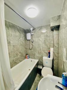 La salle de bains est pourvue d'une baignoire, de toilettes et d'un lavabo. dans l'établissement One Bedroom Apartment Wembley Stadium in London, à Londres
